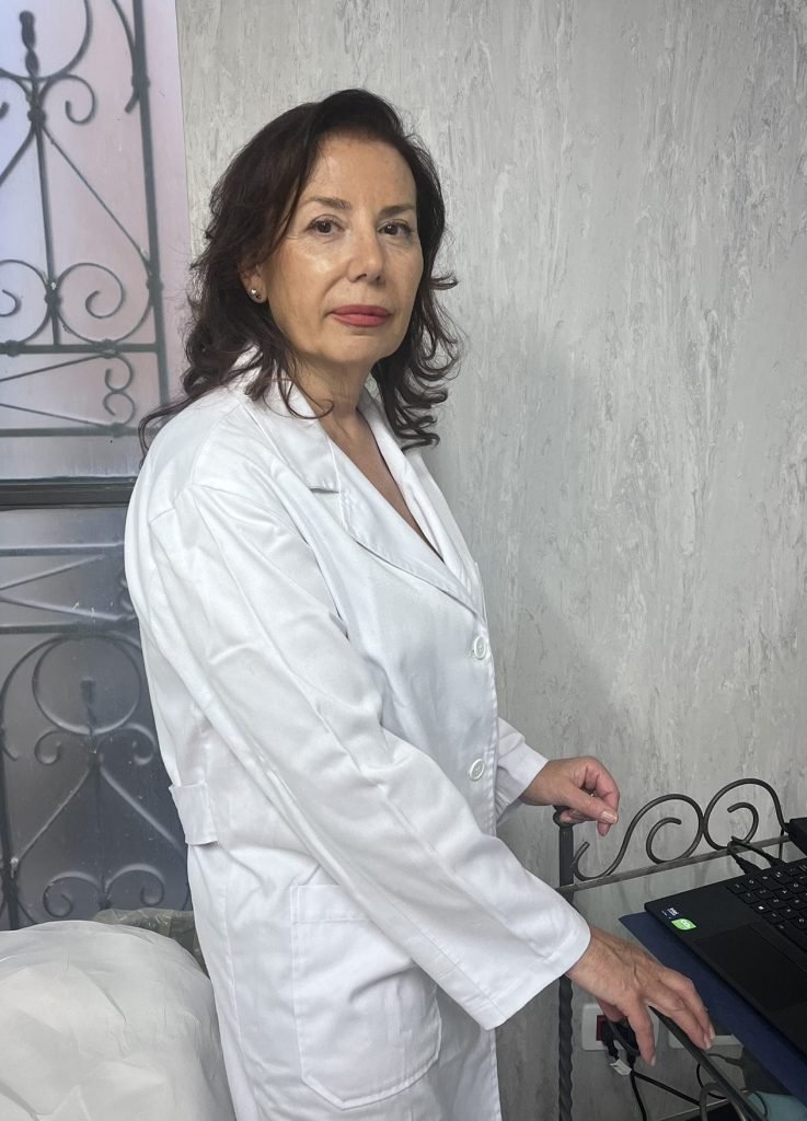 Prof.ssa Giovanna Malara durante una mappatura dei nei in videodermatoscopia