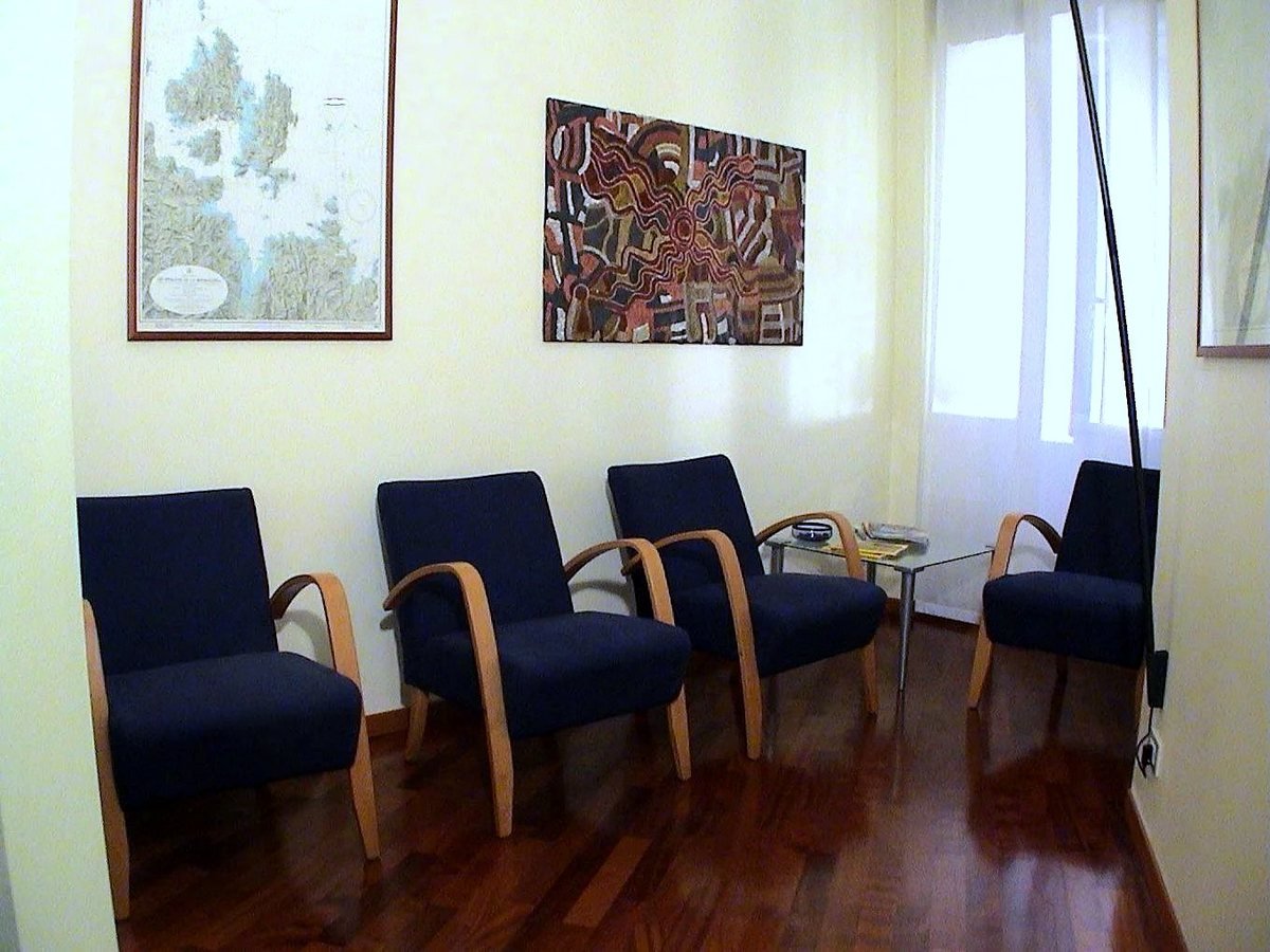 La sala d'attesa dello Studio Carnevali in Via Francesco Sforza 1 a Milano, dove riceve la Prof.ssa Malara