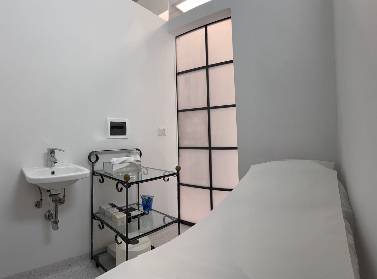 La sala visita dello studio, con il lavabo e il carrello del materiale